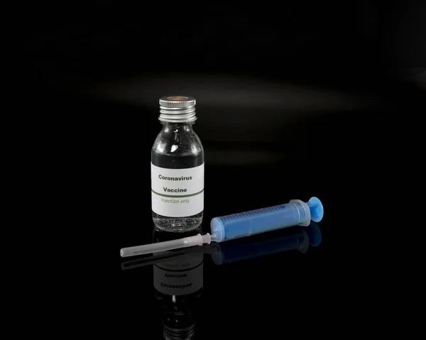 Vial de vacuna contra el coronavirus con jeringa para inyección —  Fotos de Stock