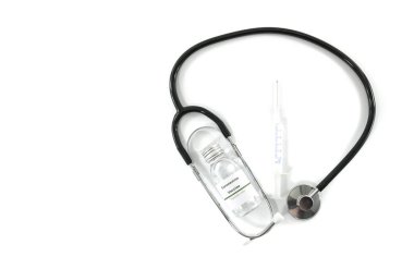 Coronavirus aşı şişesi enjeksiyon şırıngası ve stetoskop ile