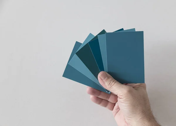 Campioni di colore diversi per determinare il giusto colore della vernice su una parete — Foto Stock