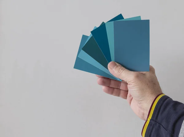 Различные цветовые образцы для определения правильного цвета краски на стене — стоковое фото