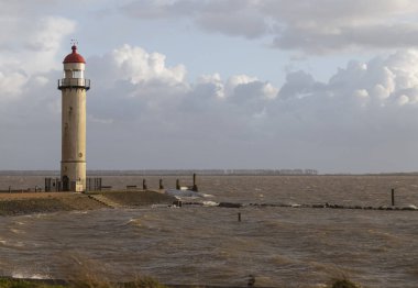 Deniz fenerinde yüksek su Hellevoetsluis