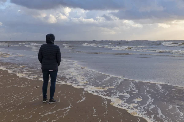 Bekçi kadın Kuzey Denizi 'ndeki fırtına sırasında — Stok fotoğraf