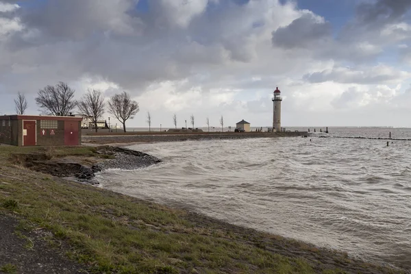 Wysoka woda w latarni morskiej hellevoetsluis — Zdjęcie stockowe