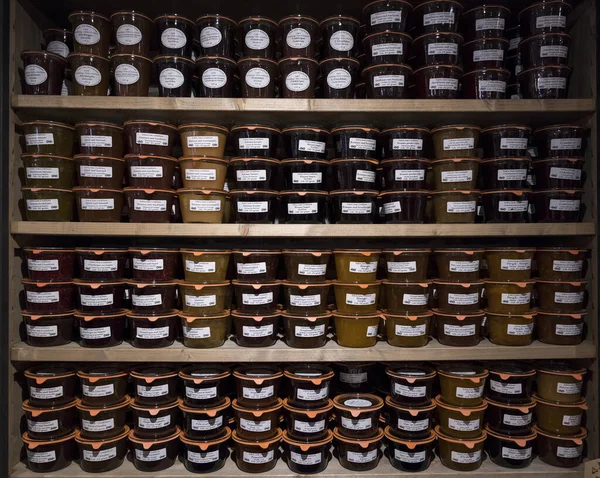 Ein lokaler Laden mit Regalen voller hausgemachter Marmelade — Stockfoto