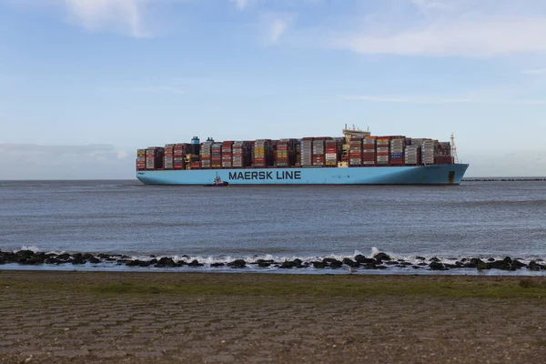 Navio porta-contentores que entra no porto de Roterdão — Fotografia de Stock