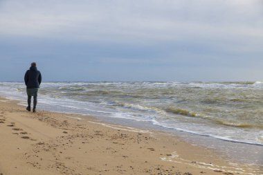 Kumsalda yürüyen kadın