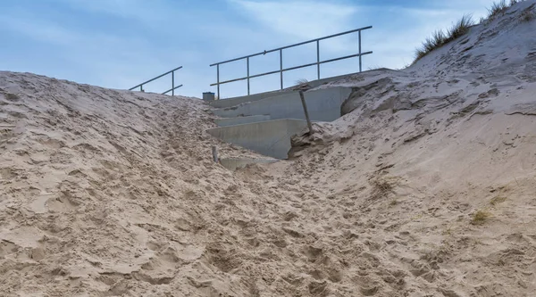 마 라스 블라 크 테 해변의 계단 은모래로 완전 히 덮여 있다 — 스톡 사진