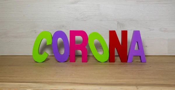 Texto con la corona sobre madera — Foto de Stock