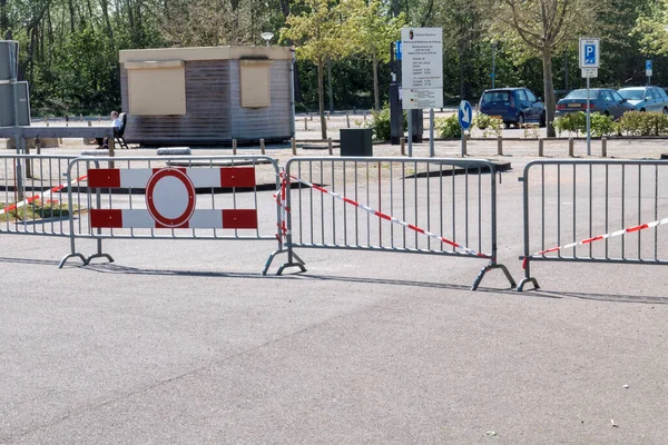 Stängd parkeringsplats på grund av korona — Stockfoto