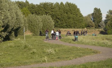 Gençler bisikletleriyle dolaşıyorlar.