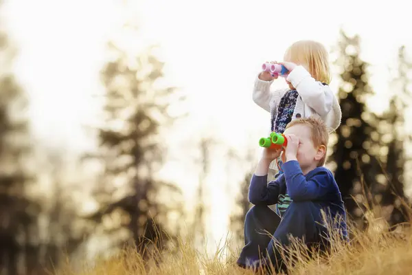 Young Boy Girl Looking Binoculars — Stock Photo, Image