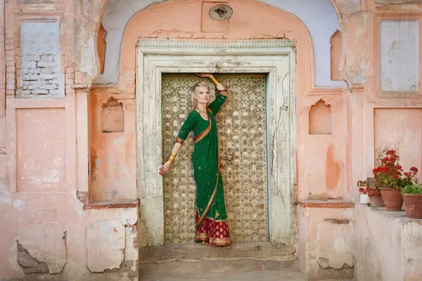 Una Donna Che Posa Portone Indossando Sari Ludhiana Punjab India — Foto Stock