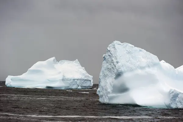 Iceberg in acqua fredda — Foto Stock