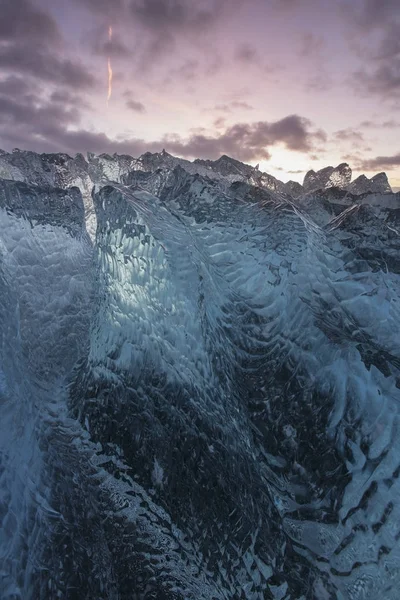 Iceberg en la playa a lo largo de costa — Foto de Stock