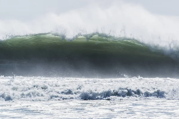 Wave breaking on shor — Stock Photo, Image