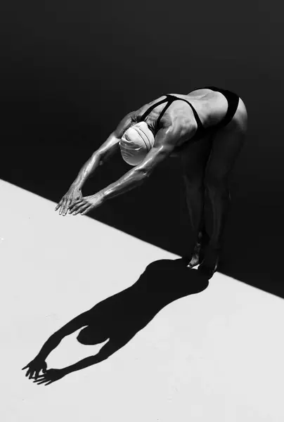 Mujer se prepara para saltar — Foto de Stock