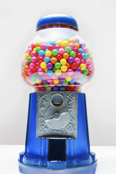 Gumball Maskin Full Färgglada Tuggummin Vit Bakgrund — Stockfoto