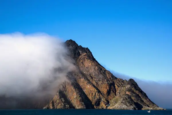 Pico de montaña con humo — Foto de Stock