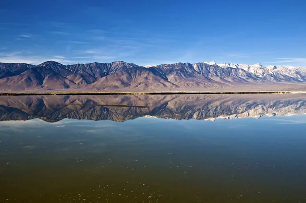 Owens Lake In Sierra Nevada bergen — Stockfoto