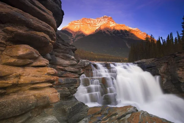 Bella cascata di montagna — Foto Stock