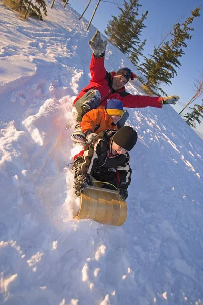 Familia Feliz Tobogganing Juntos Invierno —  Fotos de Stock