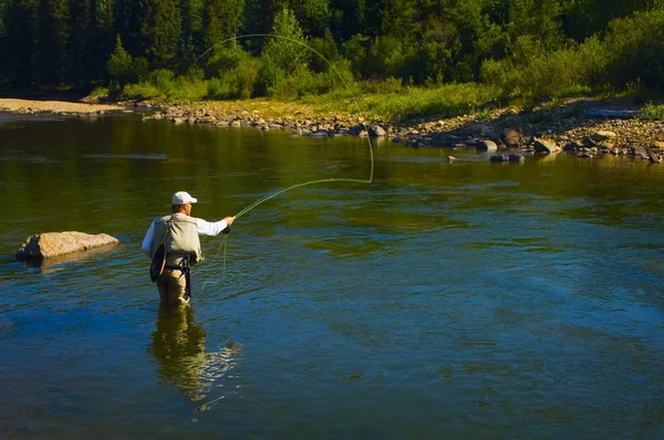 Hombre Pesca Con Mosca Naturaleza Por Río —  Fotos de Stock