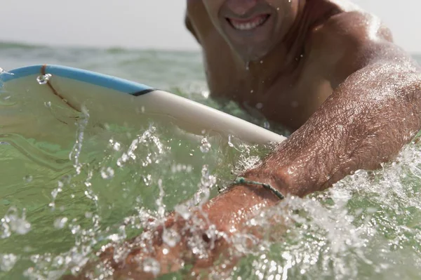 Man op surfplank peddelen — Stockfoto