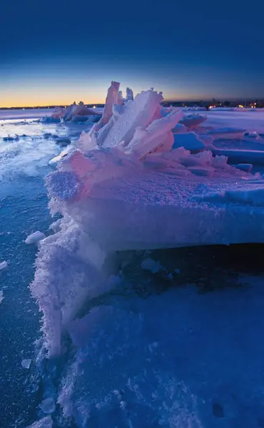 Замерзшее озеро с чанками — стоковое фото