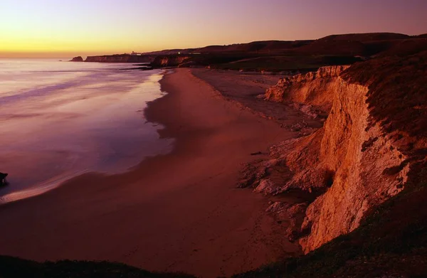 Litoral e praia ao pôr do sol — Fotografia de Stock
