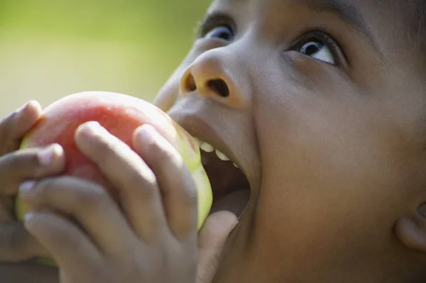 Criança comendo uma maçã — Fotografia de Stock