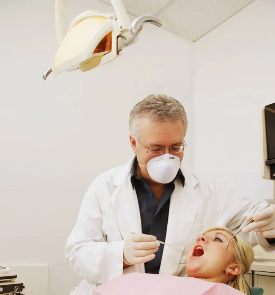 Mulher Fazendo Check Dentista — Fotografia de Stock