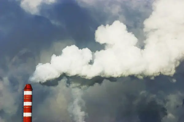 烟囱与烟气的天空 — 图库照片