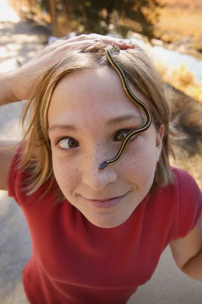 Mädchen mit Schlange im Gesicht — Stockfoto