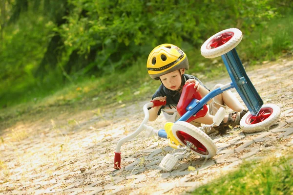 Bambino Che Cade Dal Triciclo Parco — Foto Stock