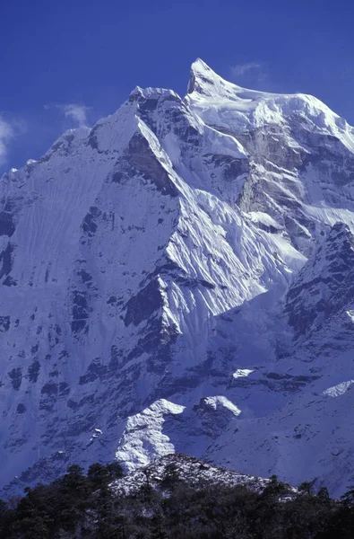 Neve coberto pico de montanha — Fotografia de Stock