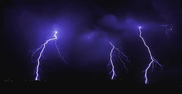 Lightning Over City At Night — Stock Photo, Image