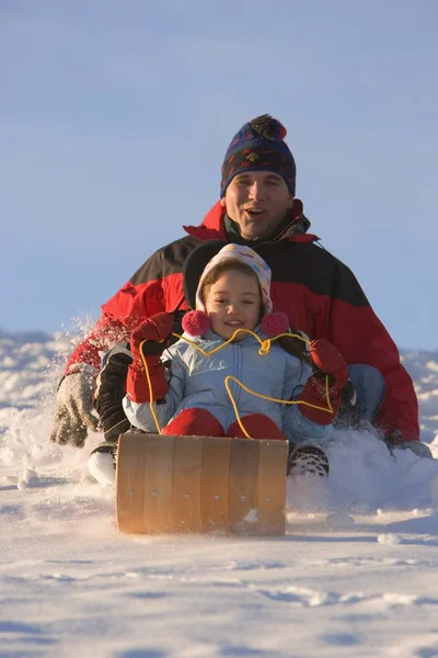 Father Daughter Tobogganing Together Winter — Stock Photo, Image