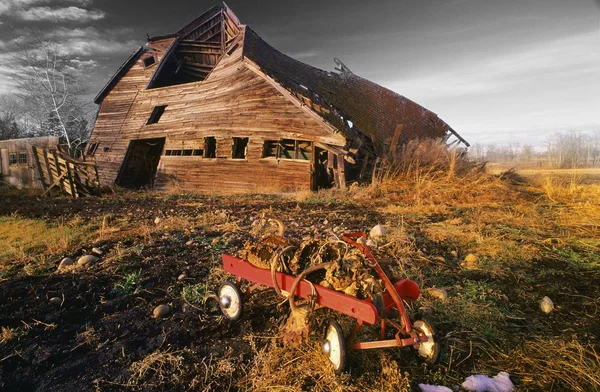 Antiguo granero con vagón rojo —  Fotos de Stock