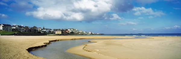 Песчаный пляж с небольшим ручьем — стоковое фото