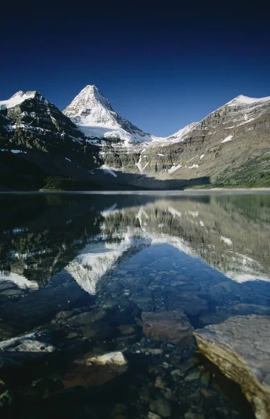 Riflessione in acqua contro la montagna — Foto Stock