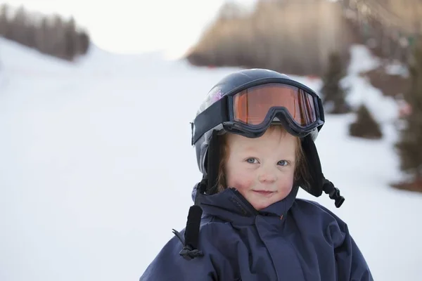 Ung Pojke Som Bär Hjälm Och Ski Mask Red Deer — Stockfoto