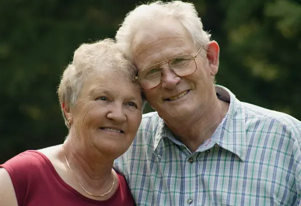 Retrato Idosos Casal Sorrindo Para Câmera — Fotografia de Stock