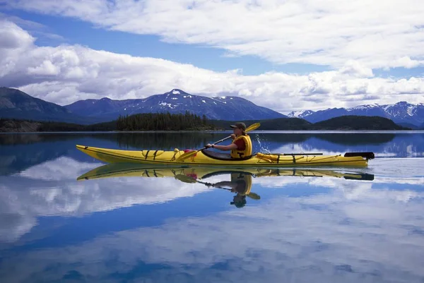 Vista Lateral Homem Kayak Touring Atlin Lake Provincial Park — Fotografia de Stock