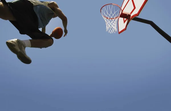 Visão Ângulo Baixo Pessoa Jogando Basquete Contra Céu Azul — Fotografia de Stock