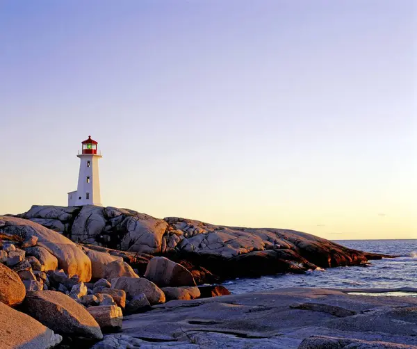 Lighthouse on top of rock — Stock Photo, Image