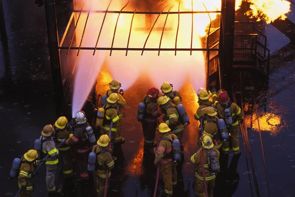 Bombeiros Pulverizando Água Fogo — Fotografia de Stock