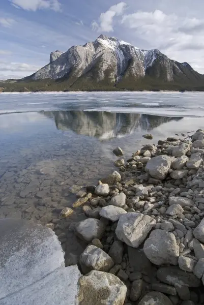 Weerspiegeling van de berg In bevroren meer — Stockfoto