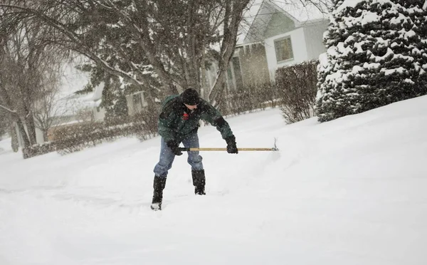 Άνθρωπος Φτυάρι Εκκαθάριση Χιόνι Στην Οδό — Φωτογραφία Αρχείου