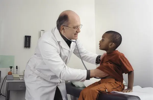 Μικρό Μαύρο Αγόρι Έχοντας Ιατρικό Check — Φωτογραφία Αρχείου