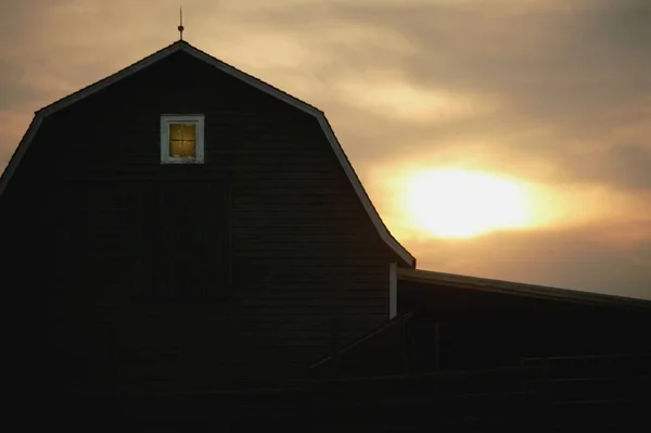 古い木造の納屋で日の出 — ストック写真